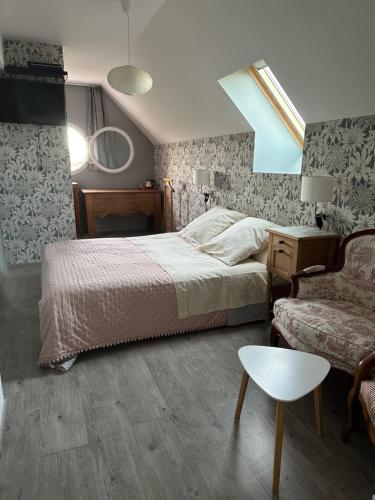 um quarto com uma cama e uma cadeira em Bienvenue chez Eve en bourgogne chambre 1 em Beaune