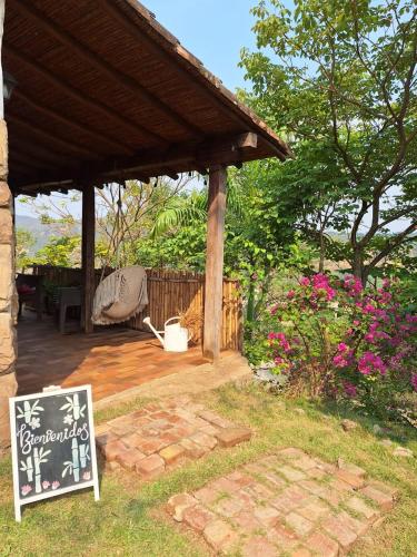 un pabellón con una mesa y un letrero en un patio en La Cabaña ideal para la desconexión en Barquisimeto