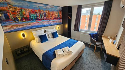 ムスクロンにあるElberg Hotel & Apartmentsのベッド付きの客室で、壁には絵画が飾られています。