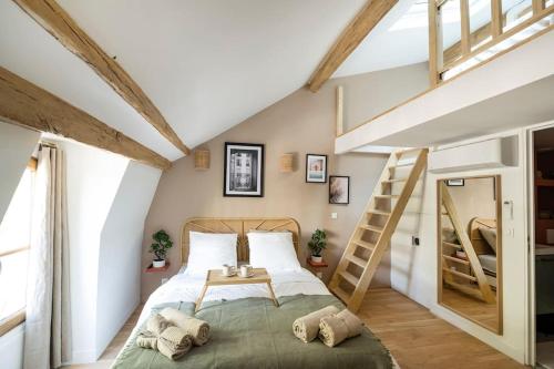 - une petite chambre avec un lit et une échelle dans l'établissement Pavillon Eden « L’Écrin », à Paris