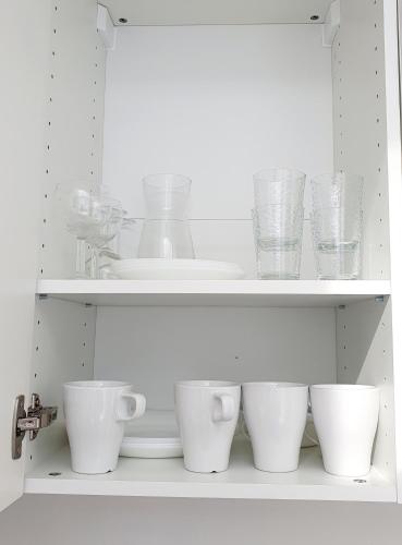 un meuble blanc avec des tasses et des verres dessus dans l'établissement Studio Prestige Pop Art Plaine Images, à Roubaix