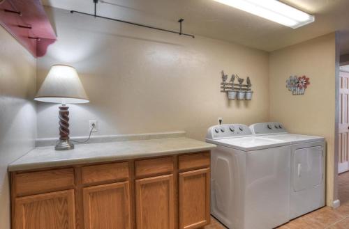 eine Waschküche mit Waschmaschine und Lampe in der Unterkunft Creede Haven Cabin in Creede