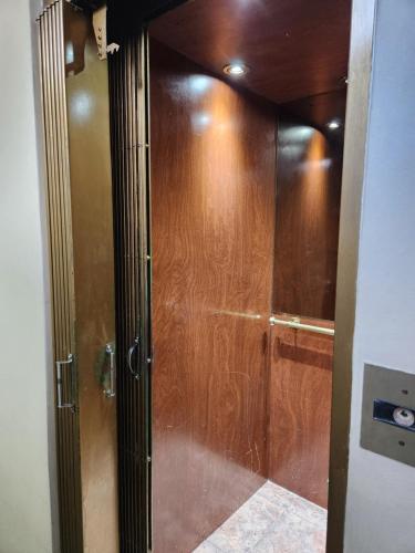 メンドーサにあるHOTEL EXPRESS MENDOZAのバスルーム(木製のドア付きのシャワー付)
