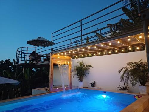 uma piscina à noite com uma varanda e uma piscina em Alta vista Chalet em Turbaco