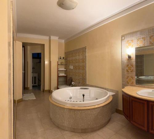 un ampio bagno con vasca e due lavandini di Roof Apartment a Somma Vesuviana