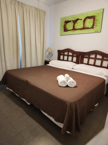 2 toallas en una cama en un dormitorio en HOTEL EXPRESS MENDOZA en Mendoza