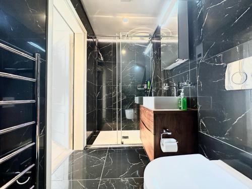 La salle de bains est pourvue d'une douche, de toilettes et d'un lavabo. dans l'établissement Chic apartment in Queensway for six guests, à Londres