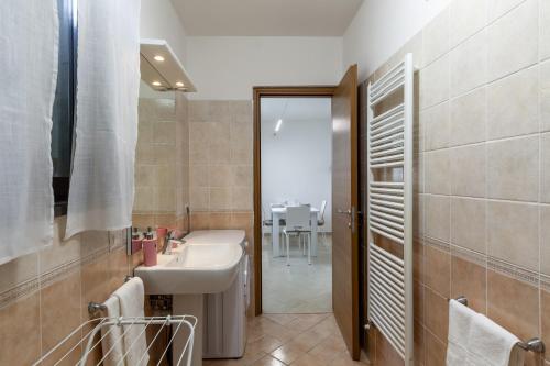 een badkamer met een wastafel en een spiegel bij Ca' Graziosi Cuori in Bagnone