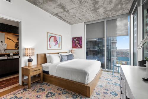Postel nebo postele na pokoji v ubytování Austin Condo Hotel
