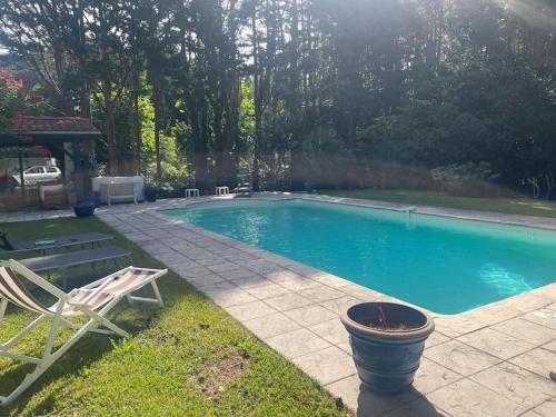 une piscine avec deux chaises et une table dans l'établissement Appartement indépendant Guethary, à Saint-Jean-de-Luz