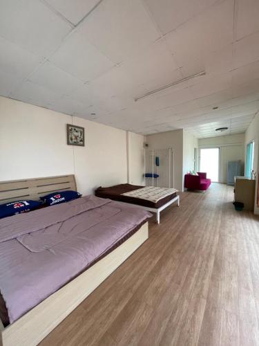 una camera da letto con un letto grande in una stanza di C-Hill Camp&Resort a Mae Rim