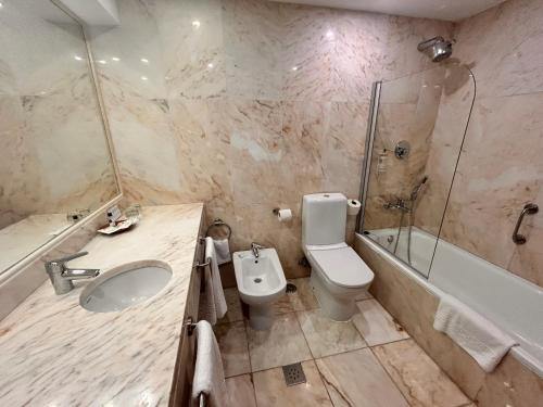 uma casa de banho com um lavatório, um WC e um chuveiro em Pousada de Marvao em Marvão