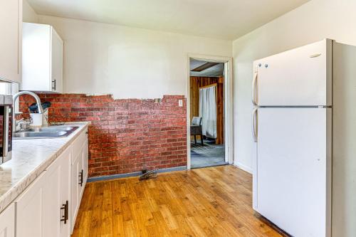 Bright Muncie Home with Yard about 2 Mi to Downtown!にあるキッチンまたは簡易キッチン
