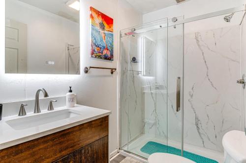 ein Bad mit einem Waschbecken und einer Dusche in der Unterkunft Bright Muncie Home with Yard about 2 Mi to Downtown! in Muncie