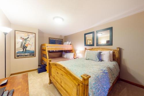 um quarto com uma cama de madeira e uma secretária em Basking in Breckenridge Brilliance em Breckenridge