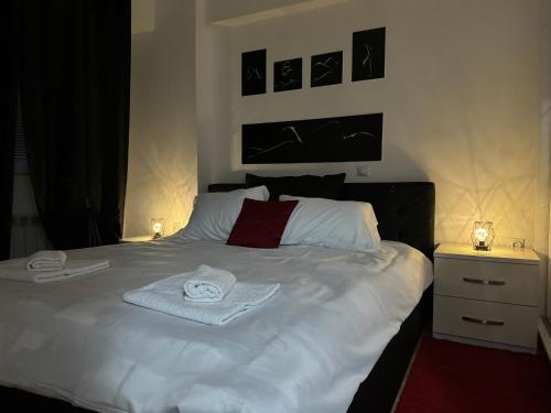 ein Schlafzimmer mit einem weißen Bett mit zwei Handtüchern darauf in der Unterkunft Ivanov Apartment in Bitola