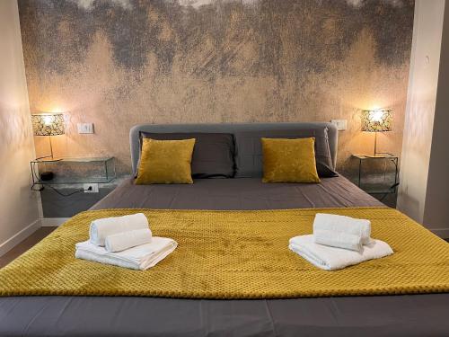 1 dormitorio con 1 cama con 2 toallas en A 2 passi da Giulietta a Verona, en Verona