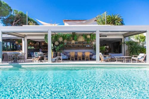 une maison avec une piscine devant une maison dans l'établissement Maison élégante & cozy, 5mn des plages & St Tropez, à Gassin