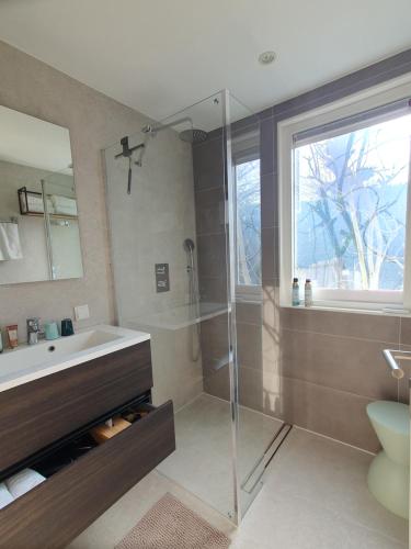 a bathroom with a tub and a sink and a shower at Bed and Breakfast en Studio Het Atelier in Goirle