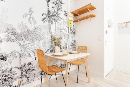 une salle à manger avec une table et deux chaises dans l'établissement Appartement agréable et cosy - III, à Paris