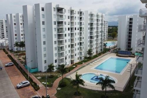 una vista aérea de un gran edificio de apartamentos con piscina en Apartamento con hermosa vista Piso 8, en Girardot