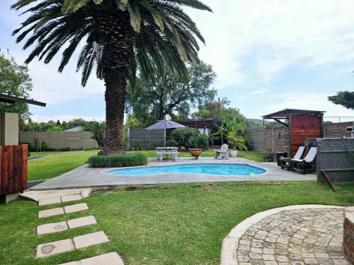Πισίνα στο ή κοντά στο Bosveld In Die Stad 2 Guesthouse