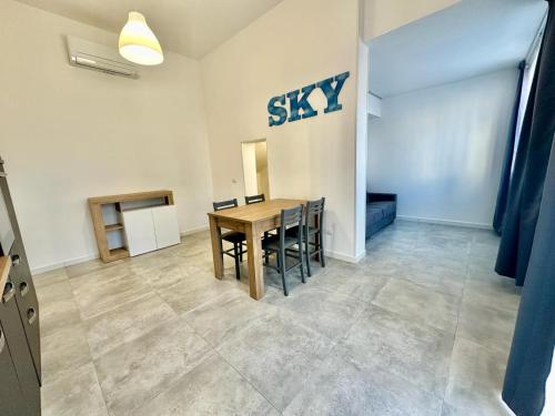フォッローニカにあるLUX Apartments SKYのテーブルと椅子のあるダイニングルーム