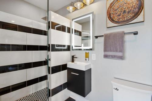 uma casa de banho com um lavatório e um espelho em Spectacular Roof Top Deck - Luxury 3 bedroom em Nova Orleans