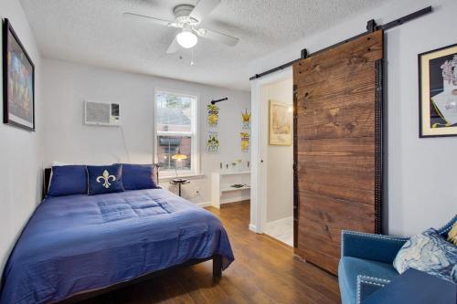 Katil atau katil-katil dalam bilik di Captivating Conti Hideaway- Mid-City Perfection
