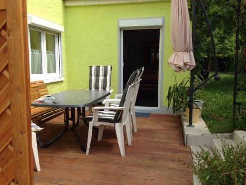 a patio with a table and chairs and an umbrella at Ferienwohnung Linda1 in Gunzenhausen