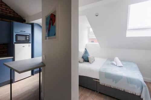 a small room with a bed and a kitchen at Stylish Boutique Apartment in Belfast in Belfast
