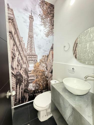 庫庫塔的住宿－HOTEL LE QUINT，浴室内装饰有艾菲尔铁塔壁画