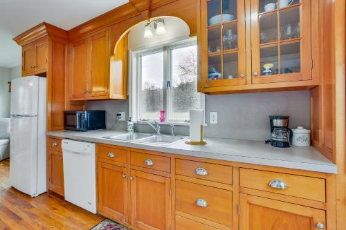 Historic Farmhouse in Layton with Deck!にあるキッチンまたは簡易キッチン
