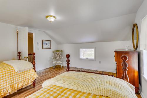 Historic Farmhouse in Layton with Deck!にあるベッド