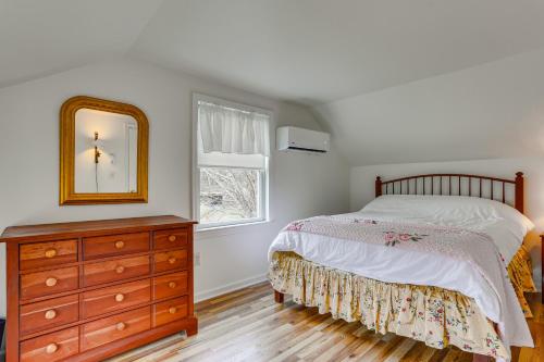 LaytonにあるHistoric Farmhouse in Layton with Deck!のベッドとドレッサーと鏡のある寝室
