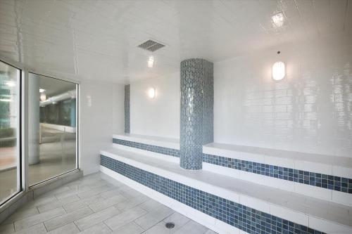 Caribe Resort Unit C814 في شاطئ أورانج: حمام به بلاط ازرق وابيض على الحائط