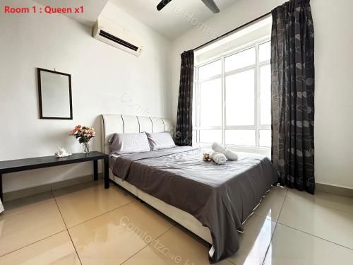 um quarto com uma cama e uma grande janela em ComfortZone Homestay 3 em Ipoh