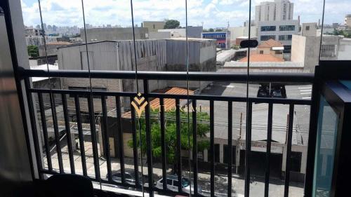 een balkon met uitzicht op de stad bij Elegance Suítes Anhembi in Sao Paulo