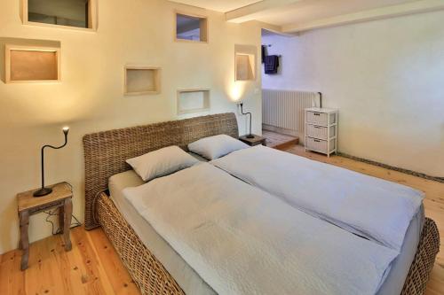 1 dormitorio con 1 cama grande en una habitación en Ferien im Baudenkmal Toggenburg en Krummenau