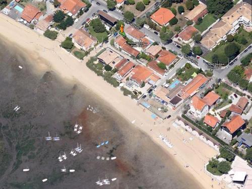 una vista aerea di una spiaggia con case e una spiaggia di Les Flots Bleus a Andernos-les-Bains
