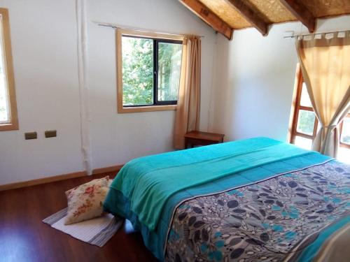a bedroom with a bed and a window at Parcela Peumayen in Licán Ray