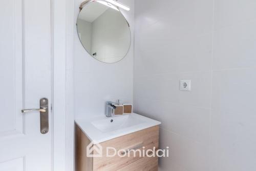 y baño con lavabo y espejo. en Tabarca Suite - Desconexión en la isla by Domidai, en Tabarca