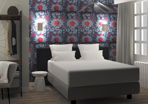 a bedroom with a bed and a floral wallpaper at Gabriel Hotel Chinon in Chinon
