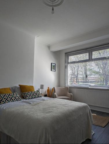 1 dormitorio con cama grande y ventana grande en Tottenham Stadium Rooms en Londres