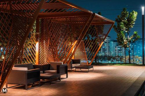 um pavilhão com sofás e cadeiras e um horizonte da cidade em [500MbpsNETFLIX] Luxury Suite 6+1 Pax M Vertica em Kuala Lumpur