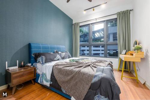 um quarto com uma cama azul e uma janela em [500MbpsNETFLIX] Luxury Suite 6+1 Pax M Vertica em Kuala Lumpur