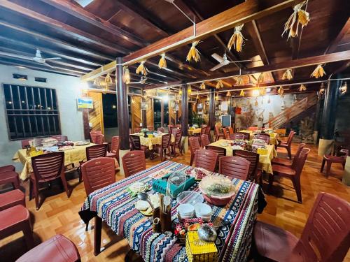 einen Blick über ein Restaurant mit Tischen und Stühlen in der Unterkunft Homestay Yến Long in Hữu Lũng