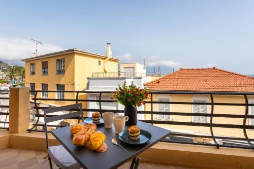 - une table avec du pain et des viennoiseries sur un balcon dans l'établissement Cap Ferrat View III AP4401 By Riviera Holiday Hom, à Saint-Jean-Cap-Ferrat
