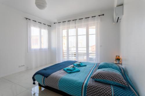 Un dormitorio con una cama con toallas azules. en Cap Ferrat View III AP4401 By Riviera Holiday Hom, en Saint-Jean-Cap-Ferrat