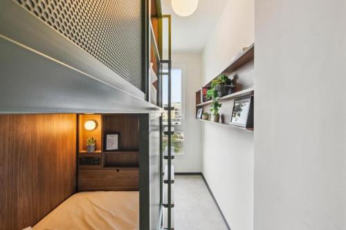 ein Schlafzimmer mit einem Etagenbett in einem kleinen Zimmer in der Unterkunft JOST Auberge de Jeunesse Lille Centre in Lille